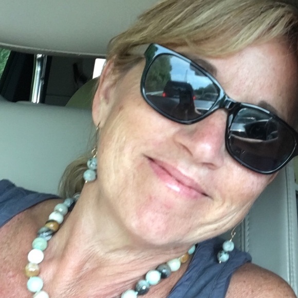 Meet your Posher's, Pat & Elle - Picture 2 of 7